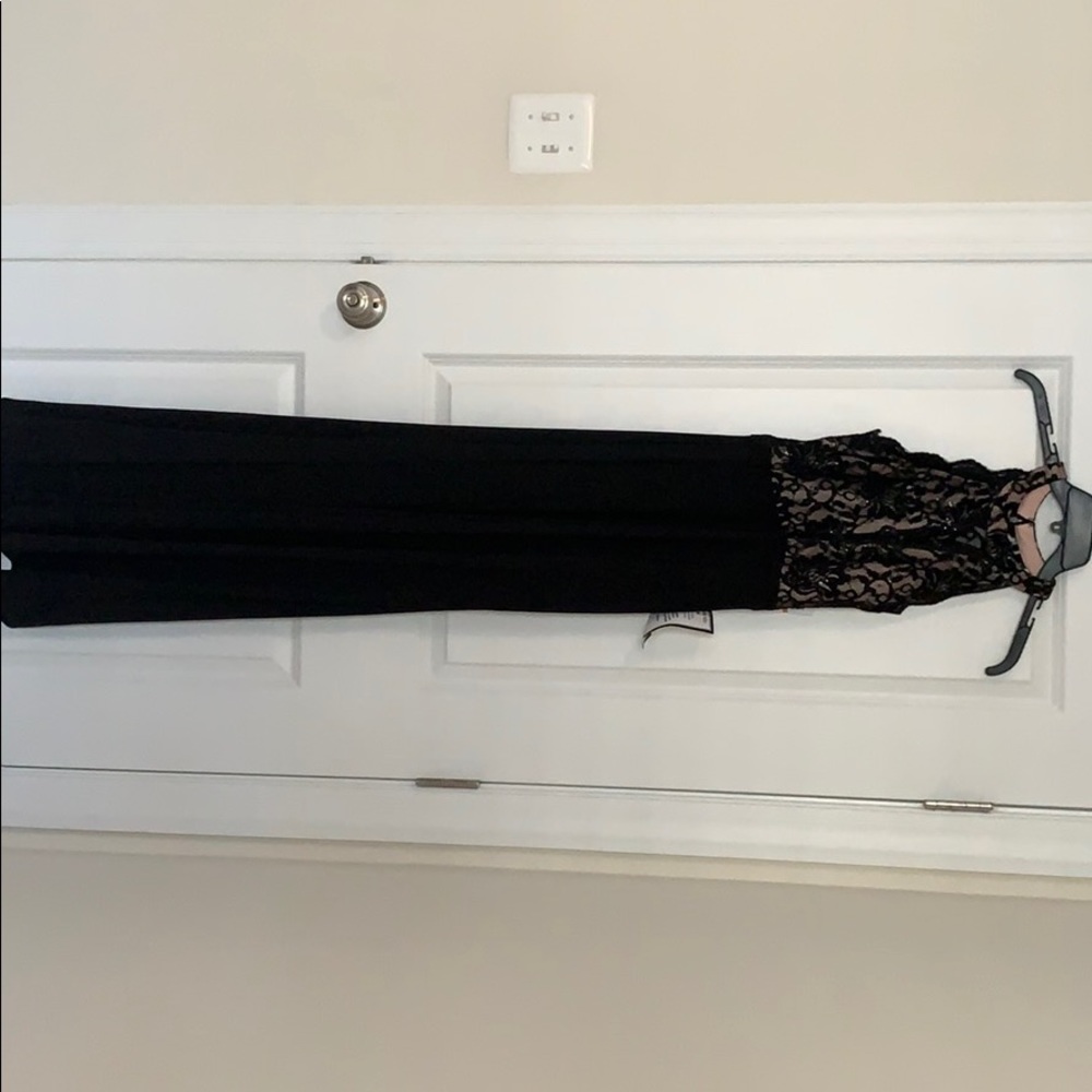 Black, lace gown (formal dress)